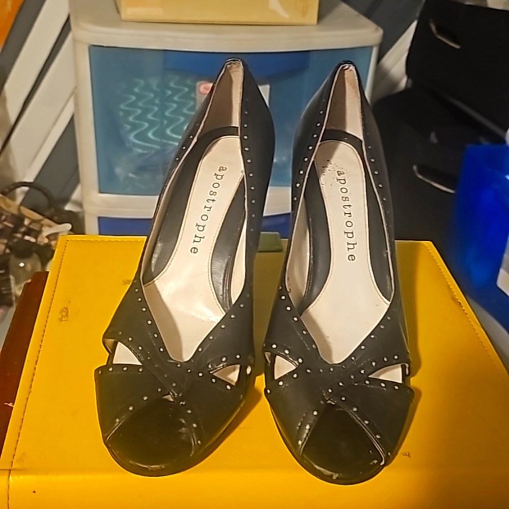 Apostrophe Designer Shoes, Sz 8, Black, Leather, Criss Cross Open Toe, 3.5" Heel